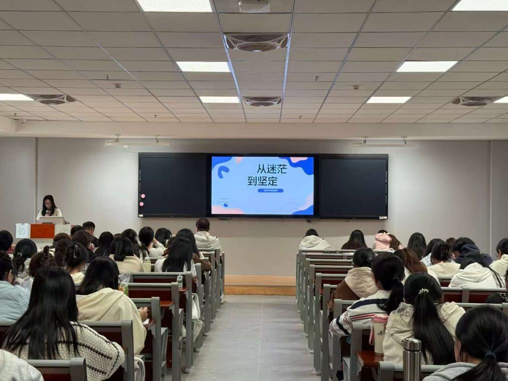 会议室里的人们

AI 生成的内容可能不正确。