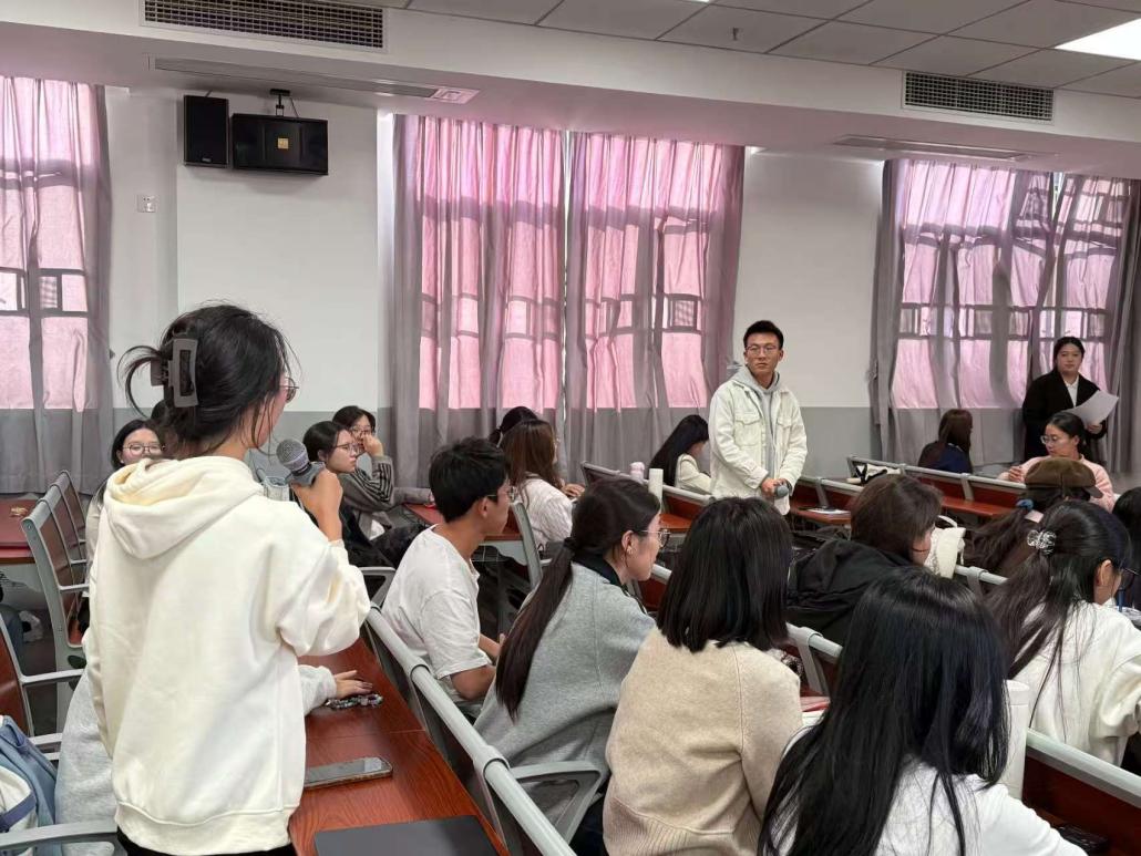 一群人在房间里

AI 生成的内容可能不正确。