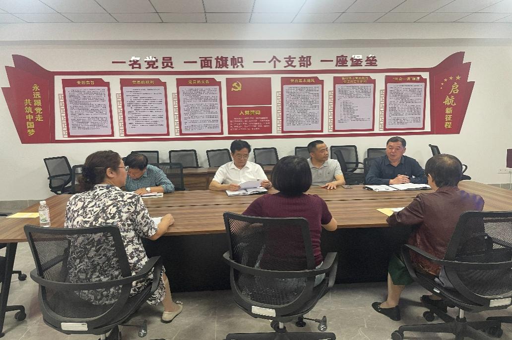 一群人在桌子前

AI 生成的内容可能不正确。