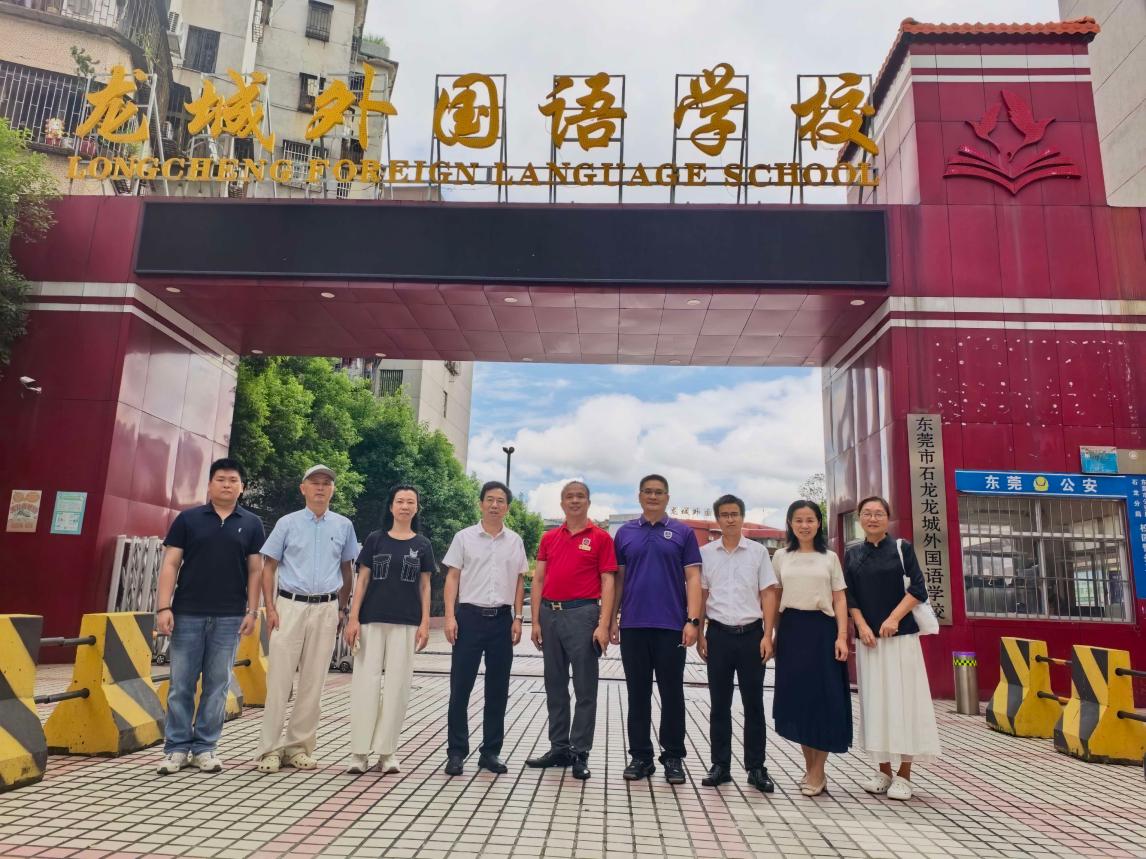 双方代表在龙城外国语学校校门合影留念