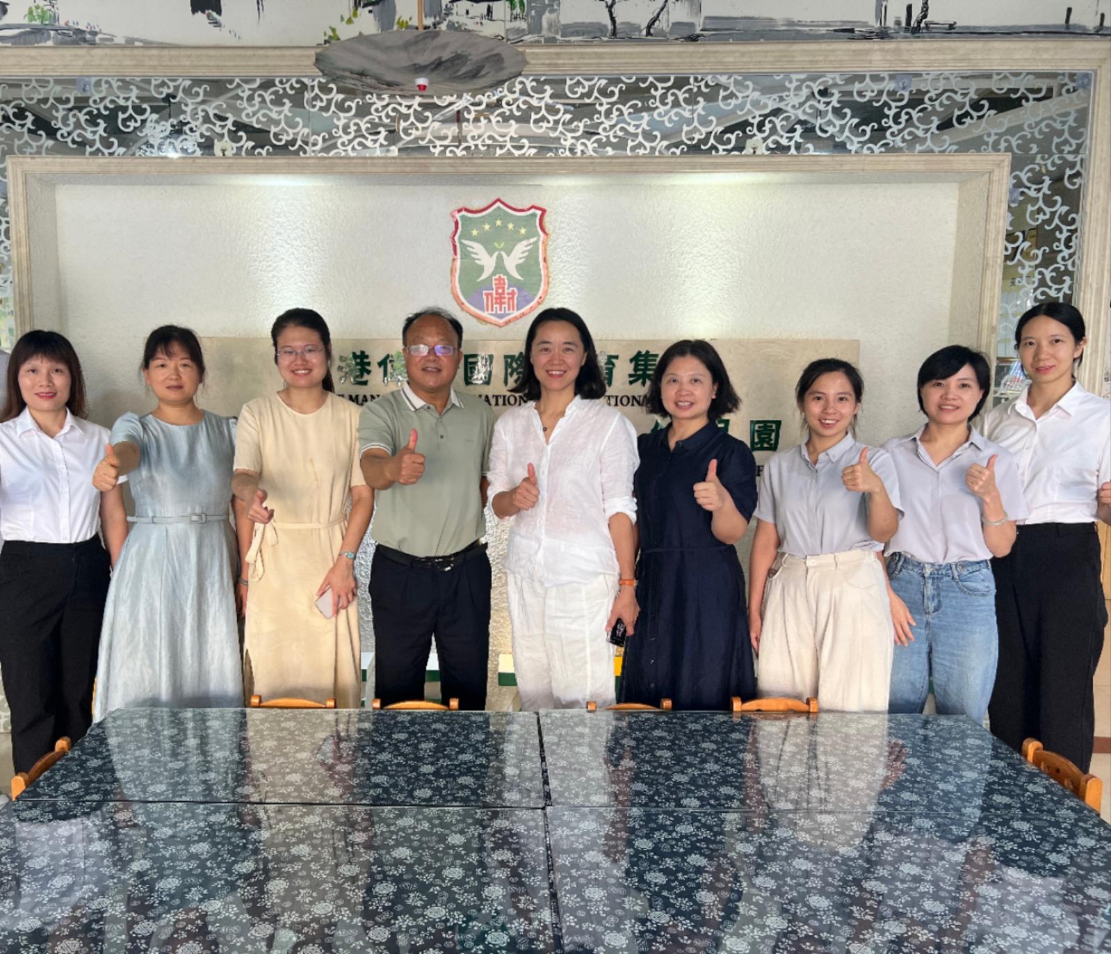 教育学院与汕头市启雅教育科技有限公司双方代表合影留念