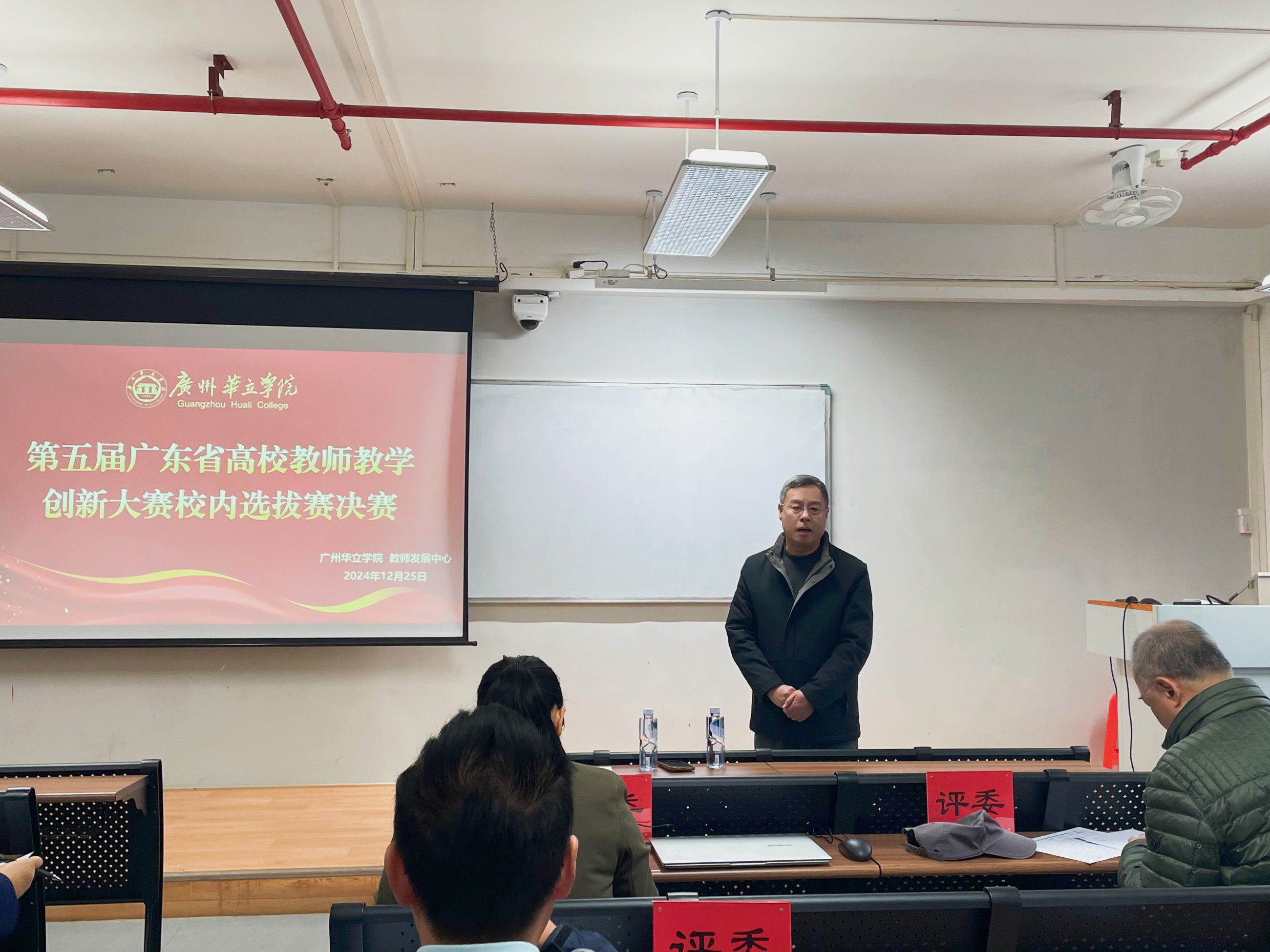 教师发展中心主任柏志全在开幕式上讲话