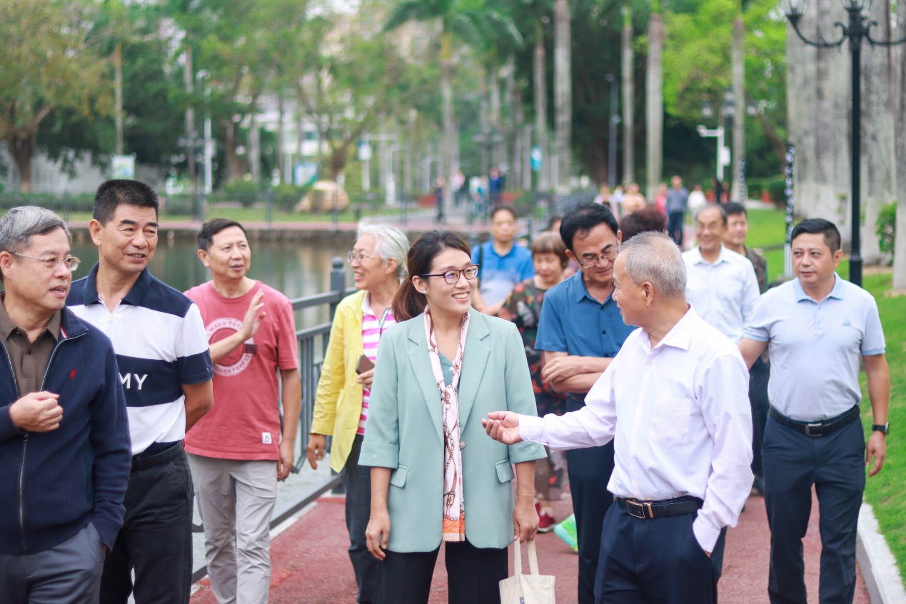 一群人站在街道上
描述已自动生成