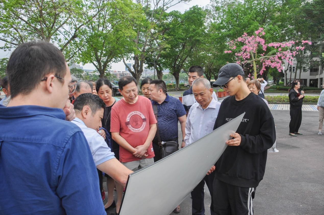 一群人站在船上
中度可信度描述已自动生成