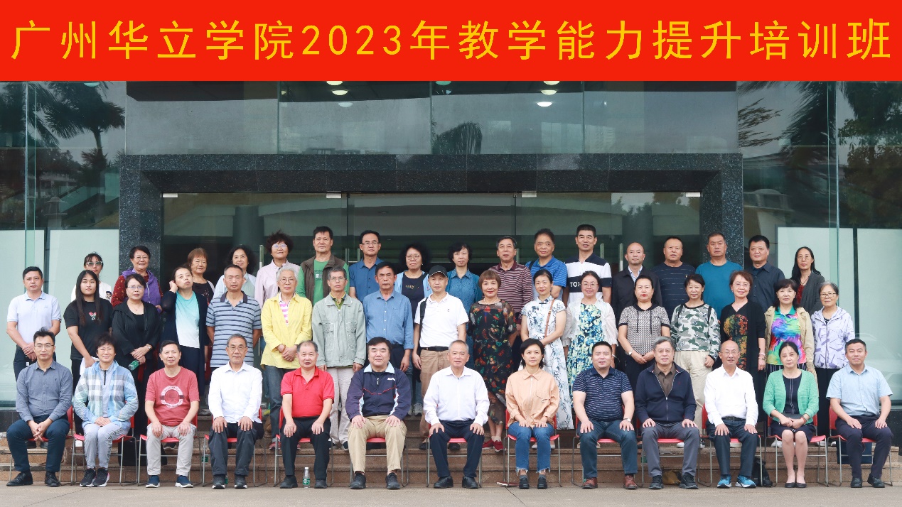 一群人站在一起
描述已自动生成