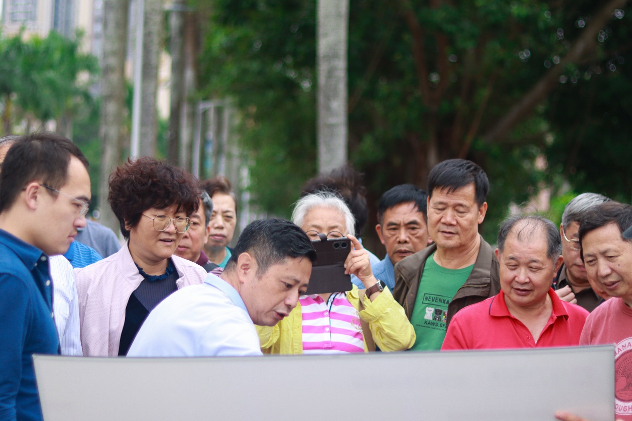 一群人正在聊天
描述已自动生成