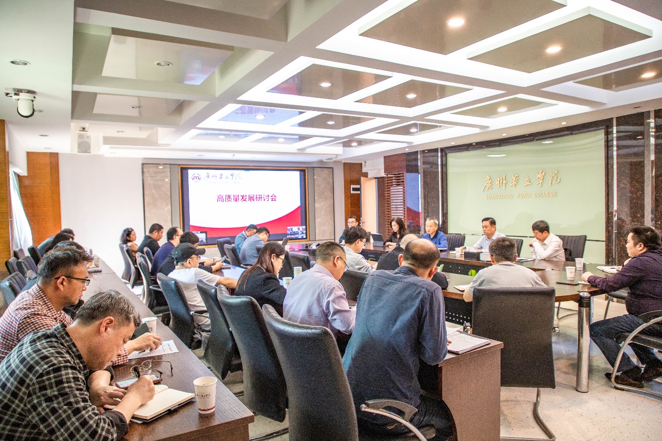 会议室里的人们
描述已自动生成