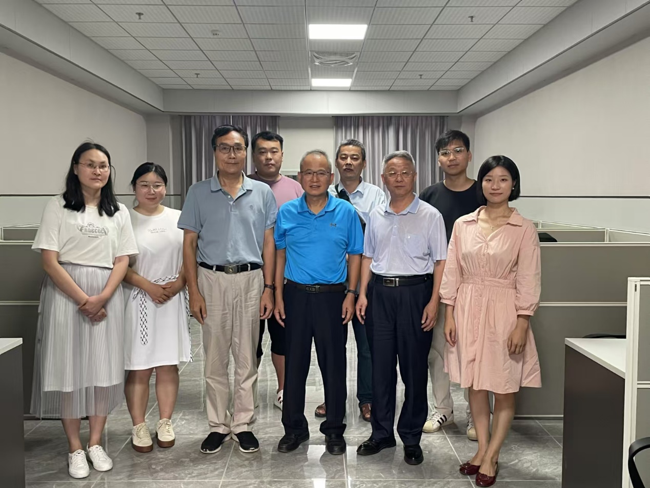 一群人站在室内合影
描述已自动生成