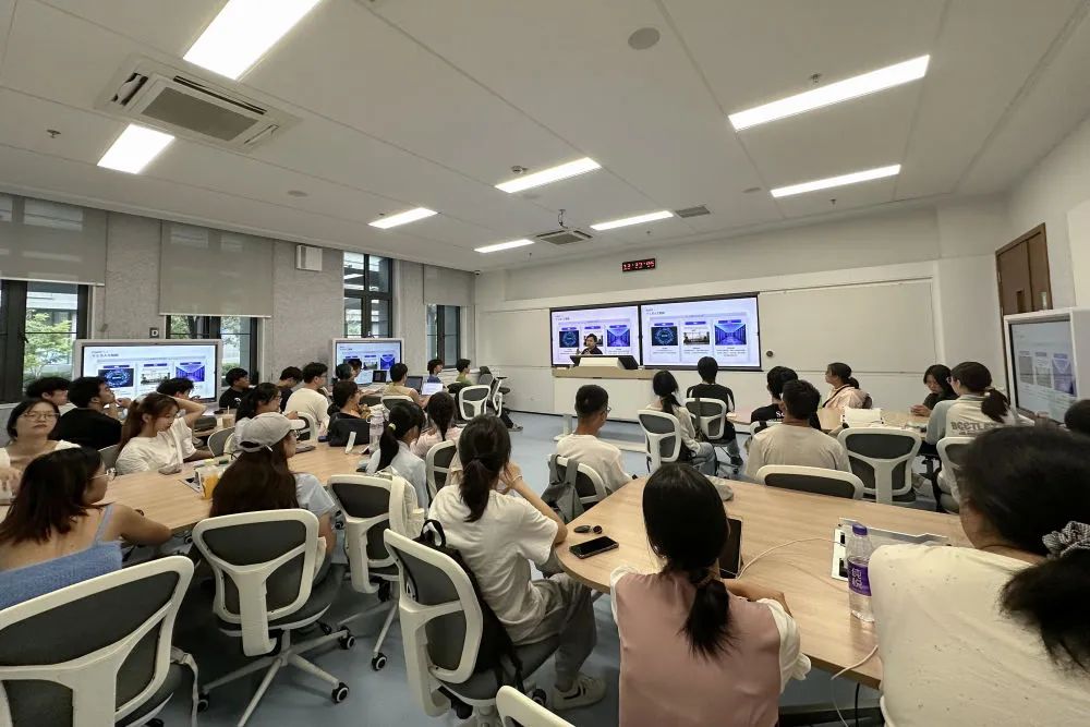 9月19日拍摄的浙江大学紫金港校区人工智能通识课课堂。(浙江大学供图)