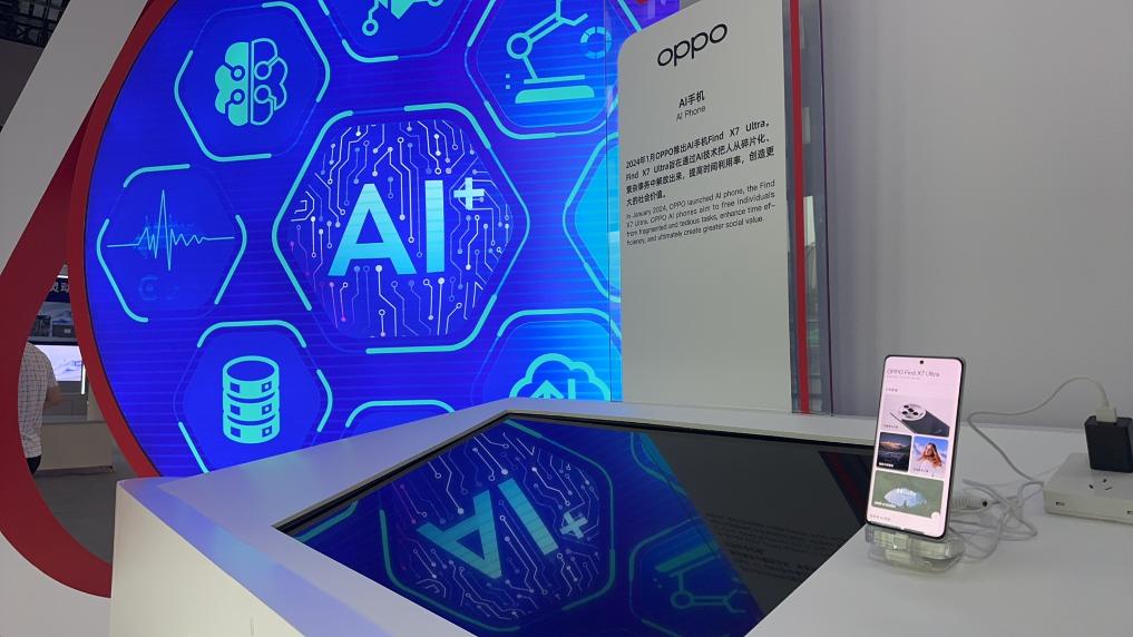 AI手机展台。新华社记者 周琳 摄
