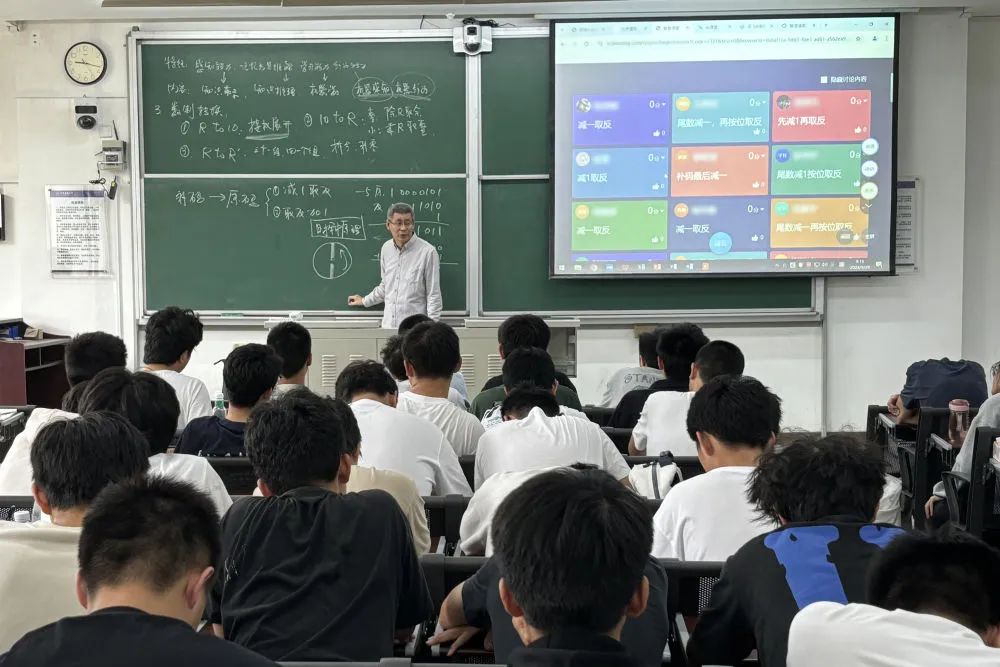 9月29日,北京建筑大学土木工程专业大一学生正在上人工智能通识课。学生们用手机回答问题,在教室前方的屏幕上显示。新华社记者 赵旭 摄