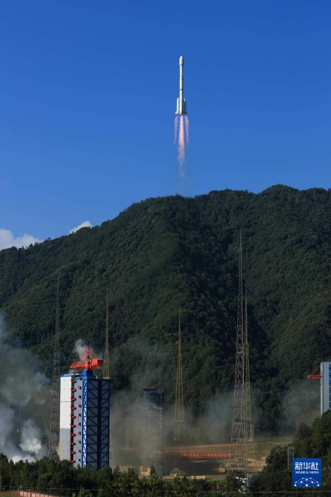 9月19日9时14分，我国在西昌卫星发射中心用长征三号乙运载火箭与远征一号上面级，成功发射第59、60颗北斗导航卫星。新华社发（杨志远 摄）