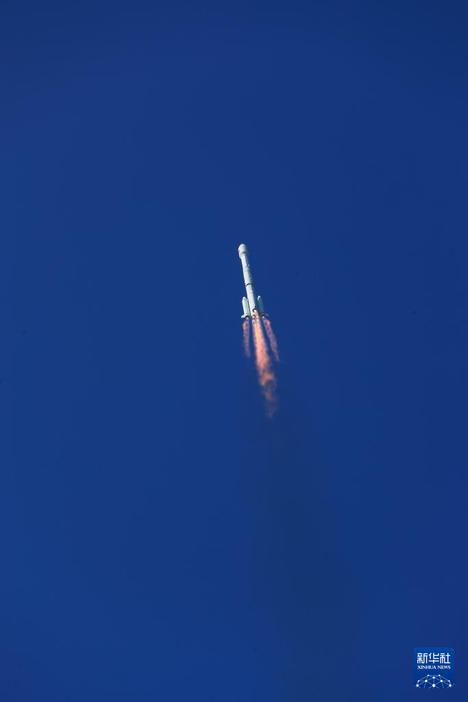 9月19日9时14分，我国在西昌卫星发射中心用长征三号乙运载火箭与远征一号上面级，成功发射第59、60颗北斗导航卫星。新华社发（杨志远 摄）