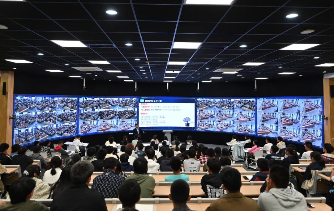 9月20日,天津大学人工智能学院胡清华教授在授课。当日,天津大学《人工智能导论》正式开课。新华社记者 李然 摄