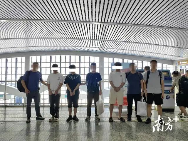 2024年6月,海珠办案民警在高铁站押解犯罪嫌疑人返穗。