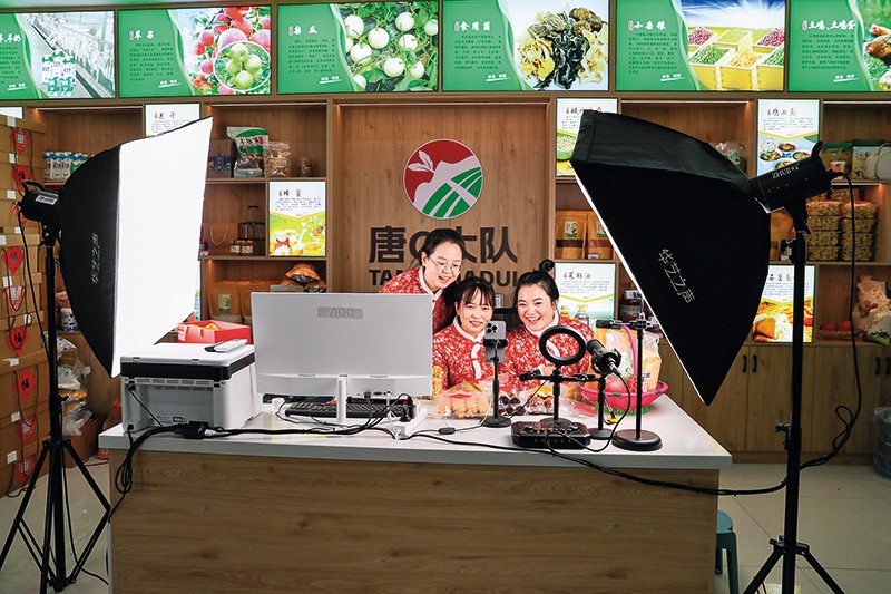 “唐Q大队”助农工作室主播在甘肃省庆阳市合水县西华池镇唐旗村村级电商服务中心直播 郎兵兵摄 / 本刊