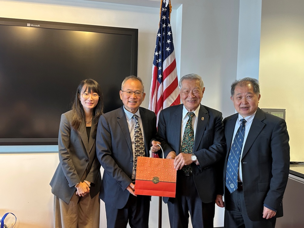 H:\访美-20250518-31\Photo 5- U New Haven20250523\纪念品.jpg