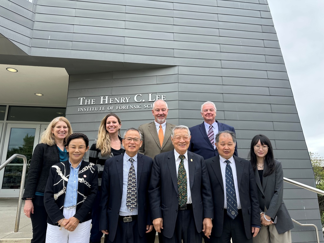 H:\访美-20250518-31\Photo 5- U New Haven20250523\合影2.jpg