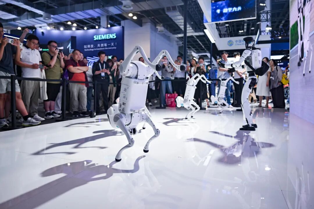 2025世界人工智能大会展览现场,参观者与AI机器人零距离互动。图源:新华社