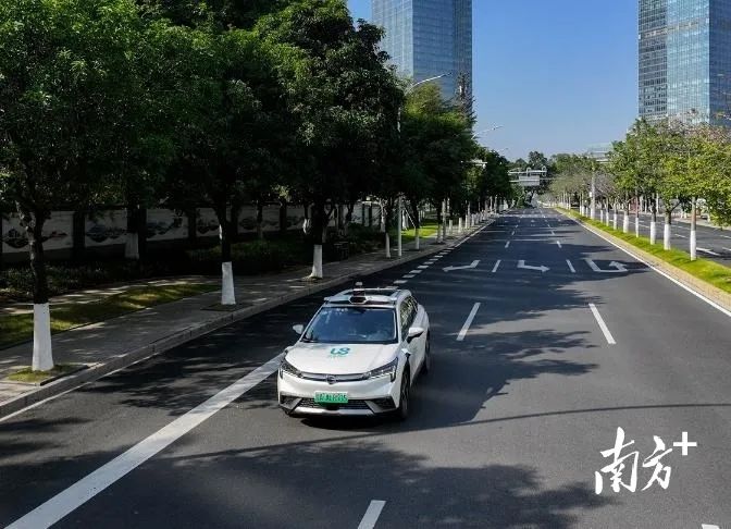 文远知行自动驾驶出租车正在广州生物岛上进行测试。