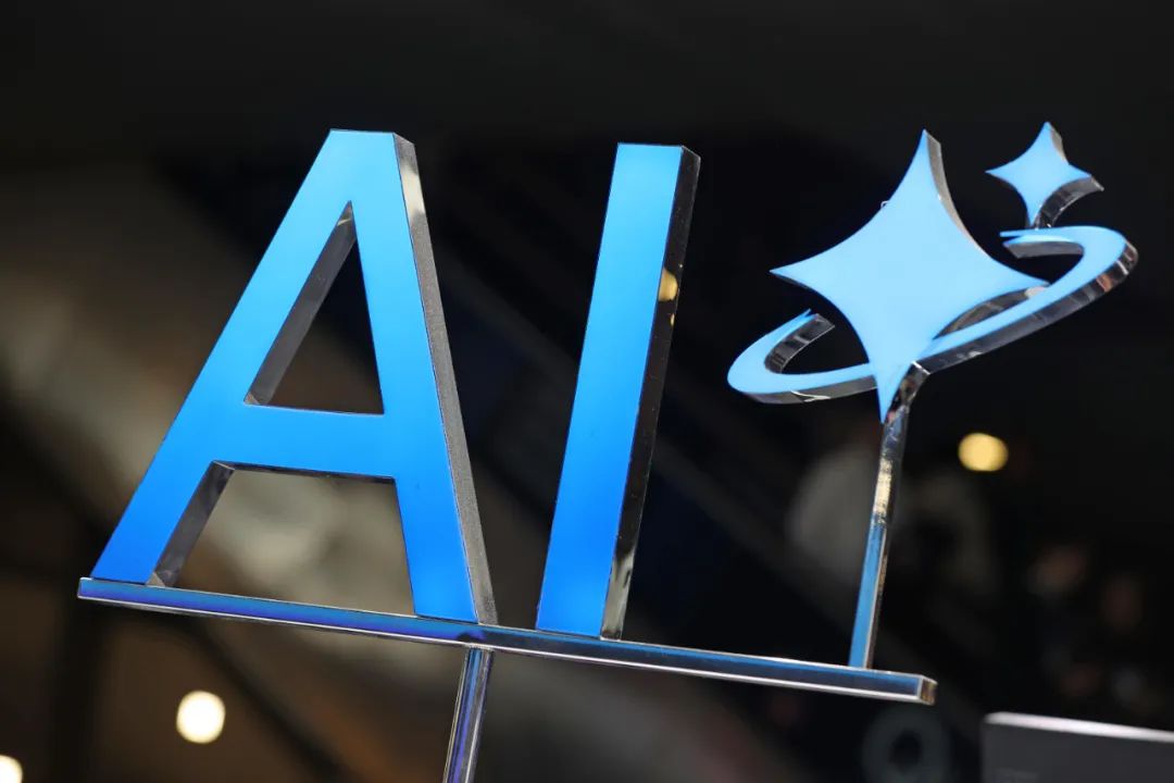 2025年世界移动通信大会上拍摄的人工智能标志。图源:新华社