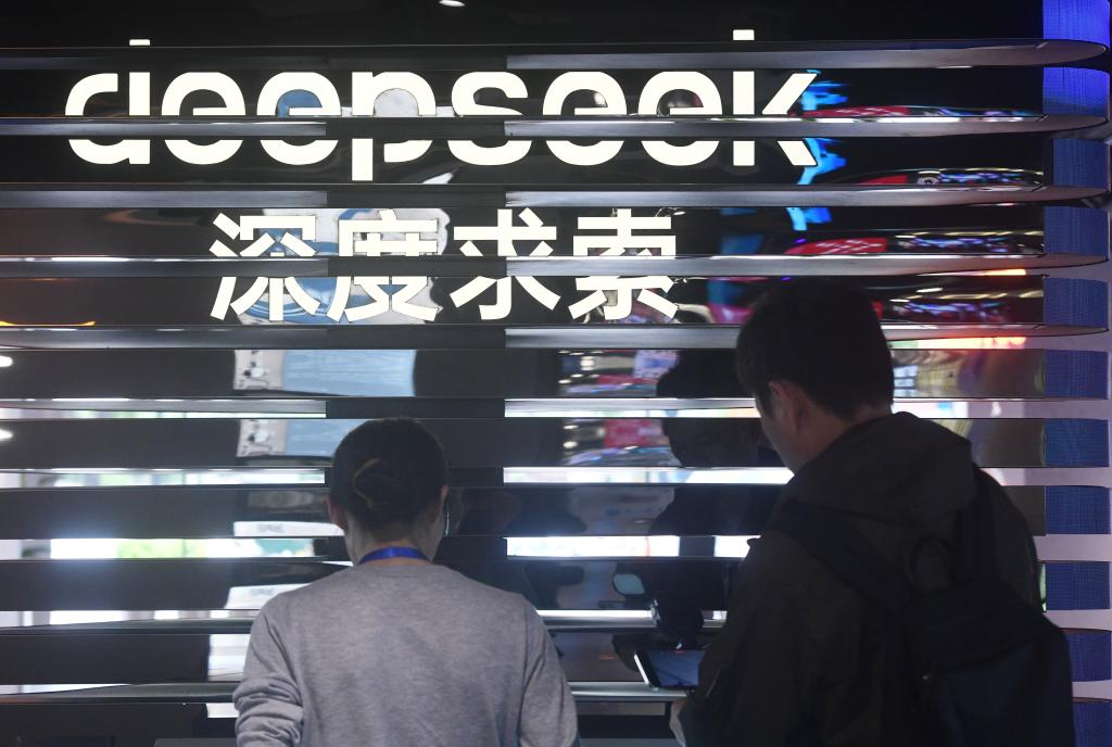 人们在体验DeepSeek的人工智能大模型。新华社发(龙巍 摄)