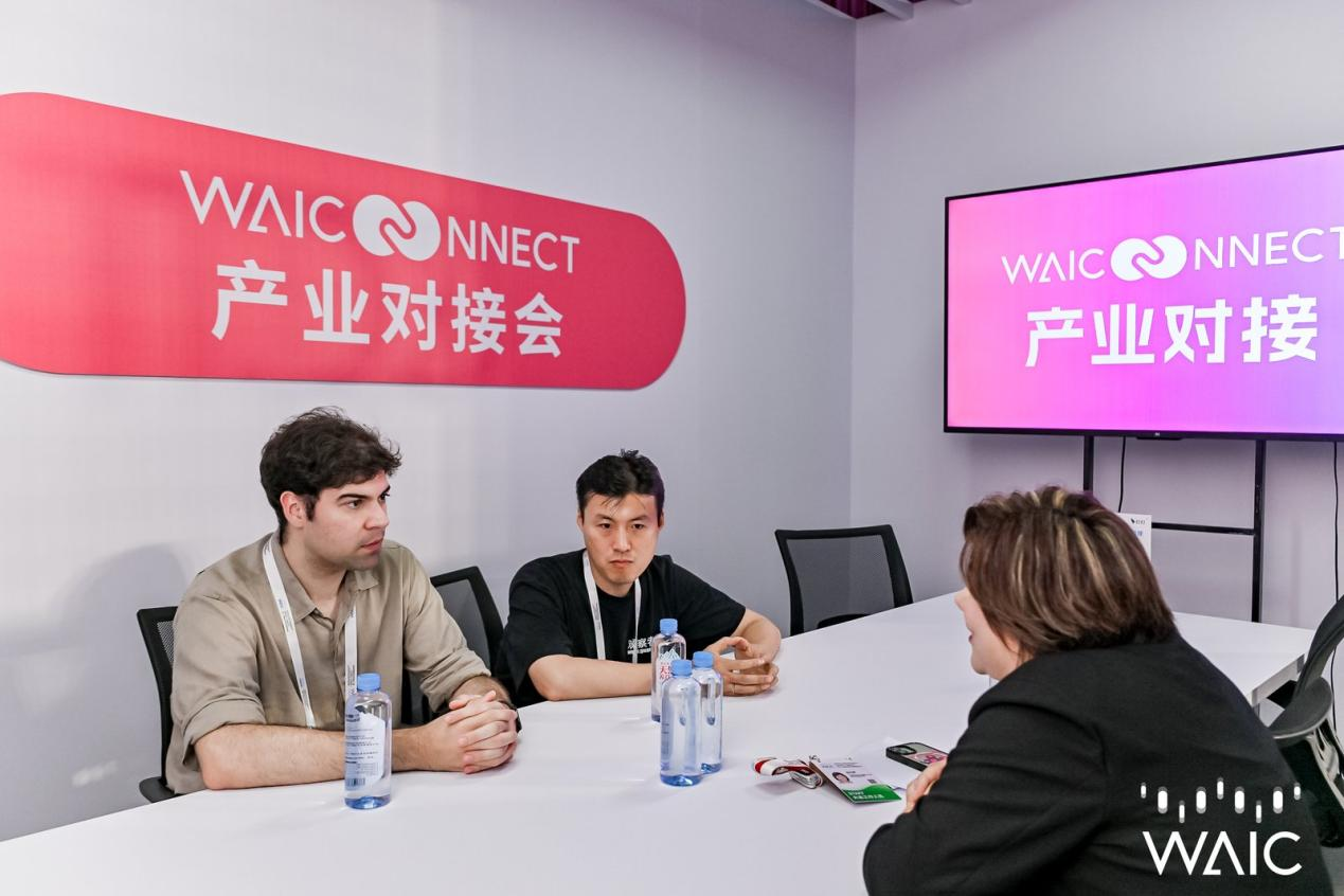 中外企业代表面对面洽谈合作，借助大会平台打通海内外AI产业资源对接渠道，深化跨国技术协同与生态共建（主办方供图）