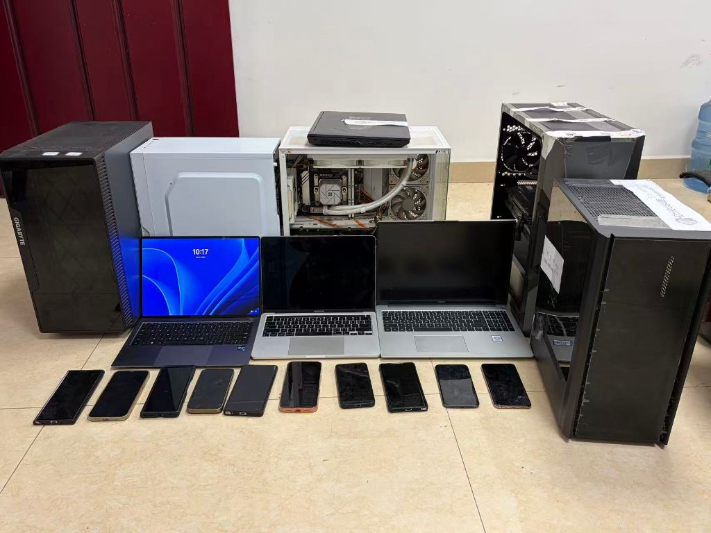 这是警方查获的“订单解密”团伙的作案工具。(四川省内江市公安局供图)