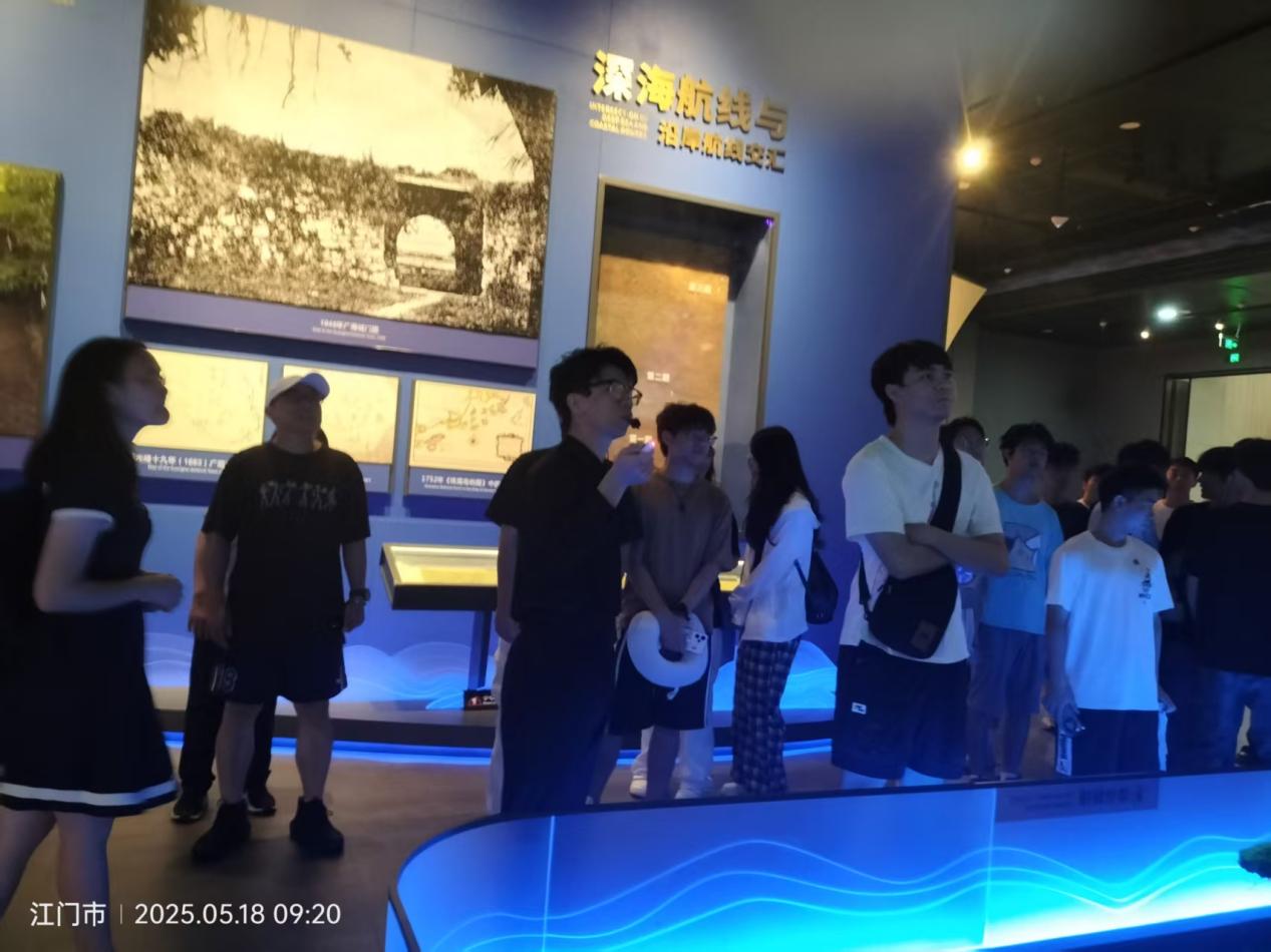 师生听讲解员阐述