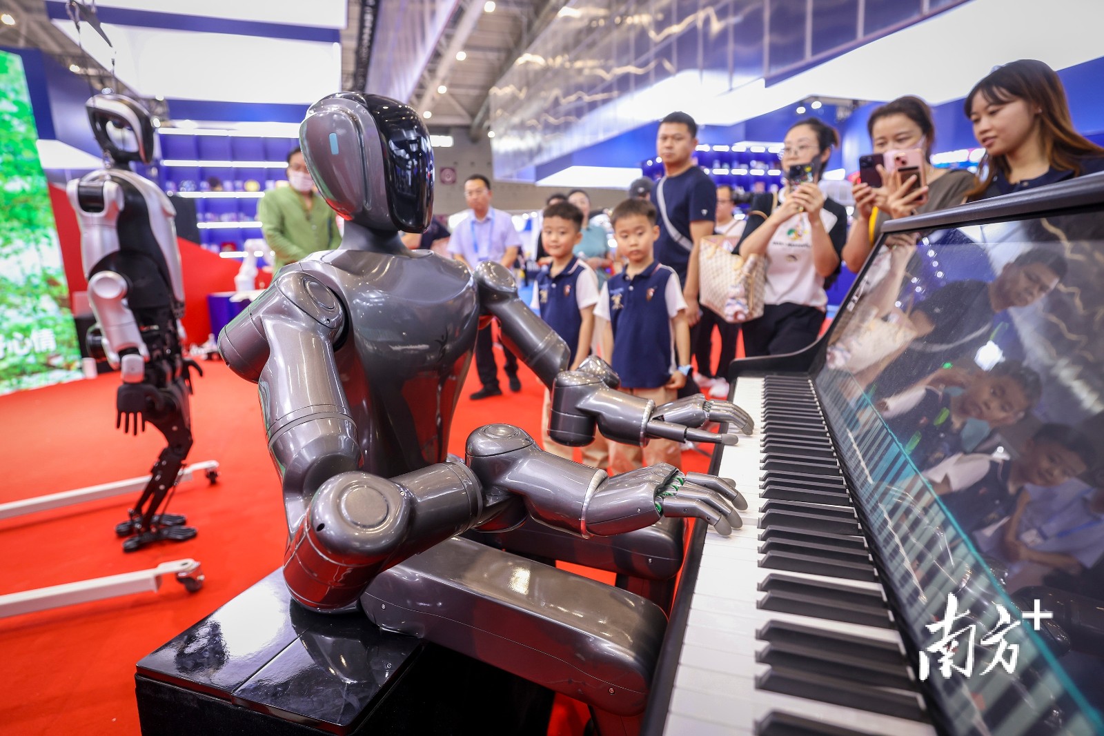 人形机器人弹奏周杰伦的《青花瓷》钢琴曲