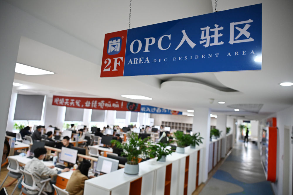2026年5月18日，学员在青岛直播带岗数智创业园OPC（一人公司）孵化平台进行实操锻炼。新华社记者 李紫恒 摄