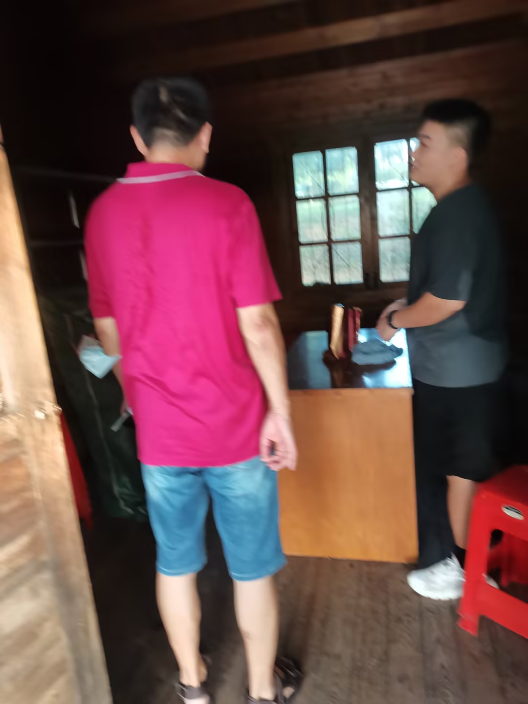 王院在小木屋巡查