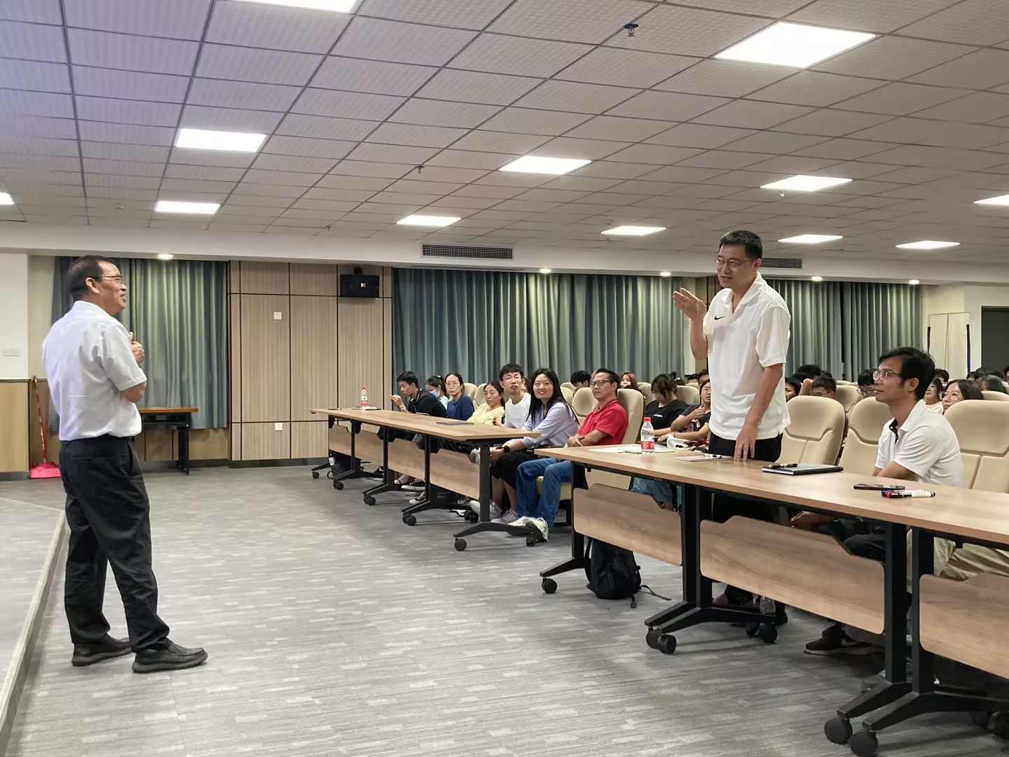 与师生们交流讨论