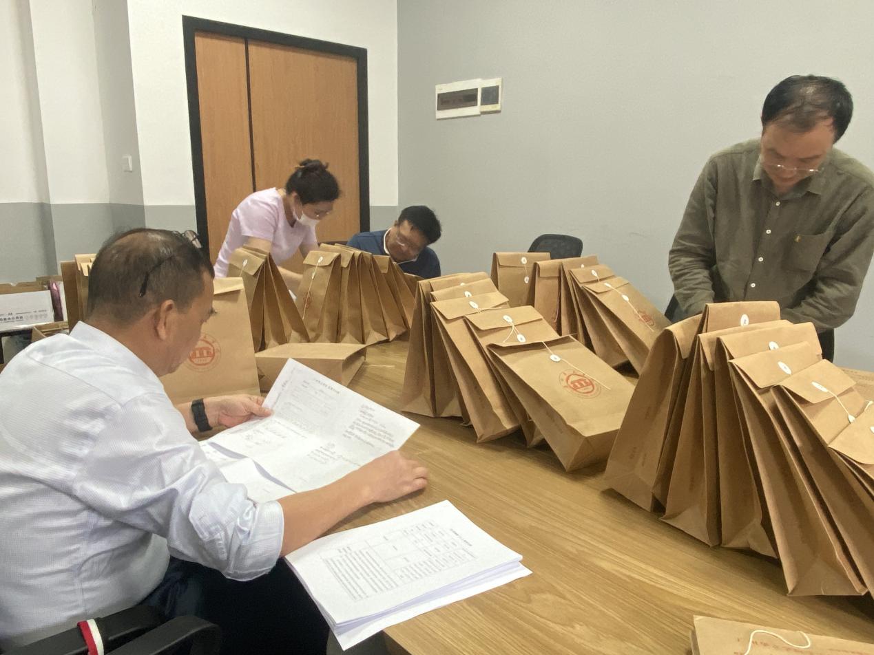 检查小组在检查试卷（上下图）