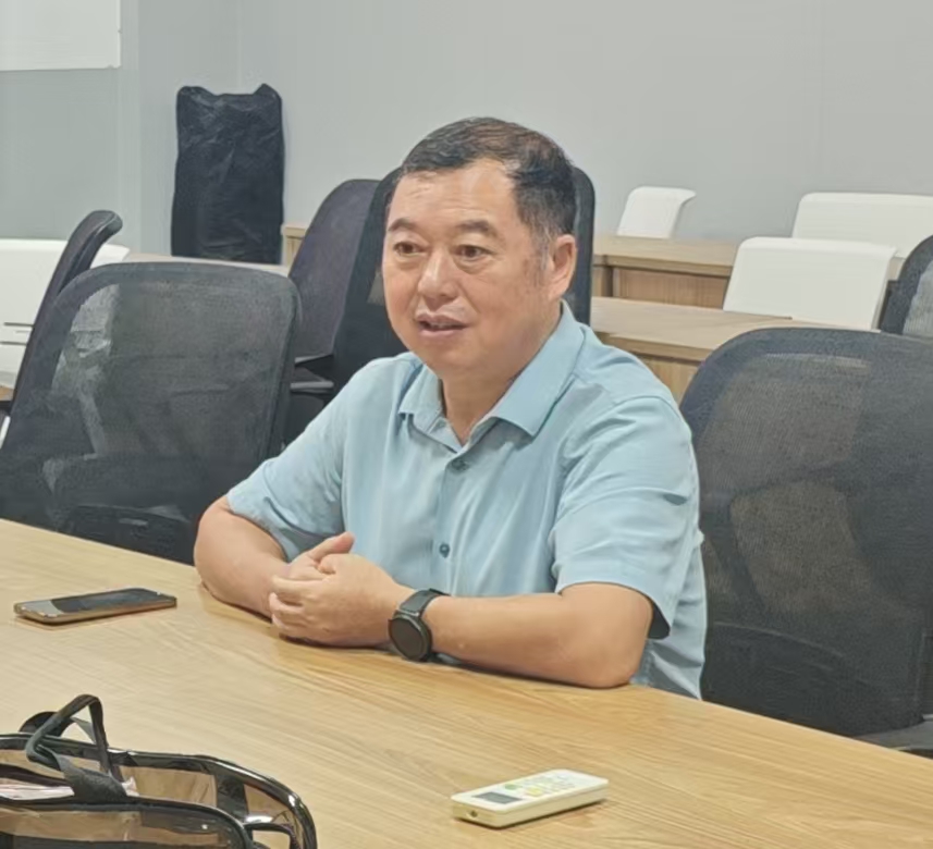 图片包含 人, 室内, 桌子, 男人
AI 生成的内容可能不正确。