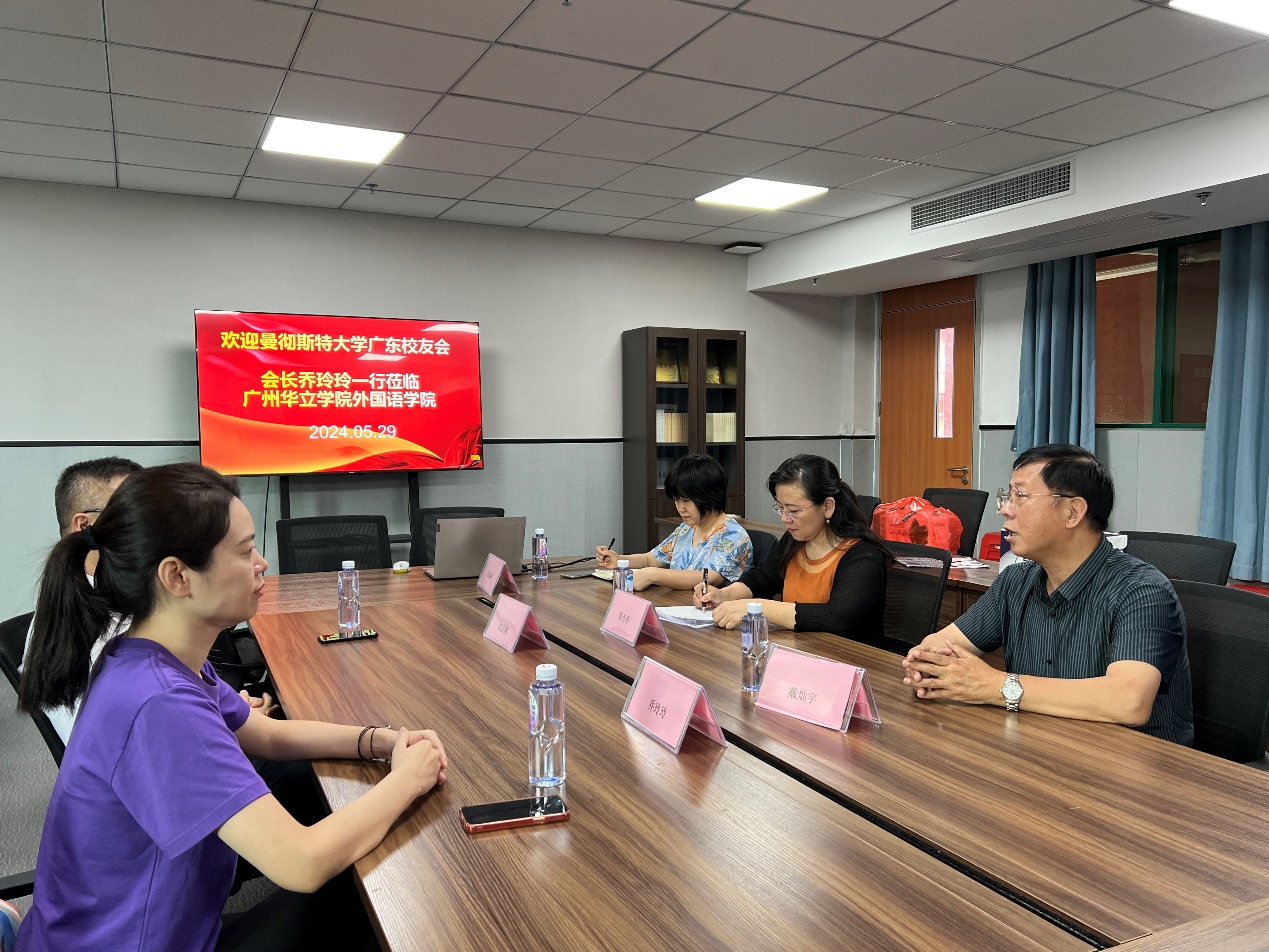 会议室里的人们
描述已自动生成