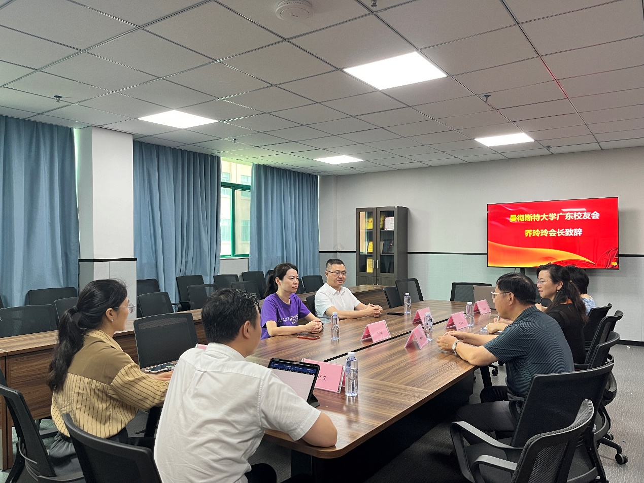 会议室里的人们
描述已自动生成