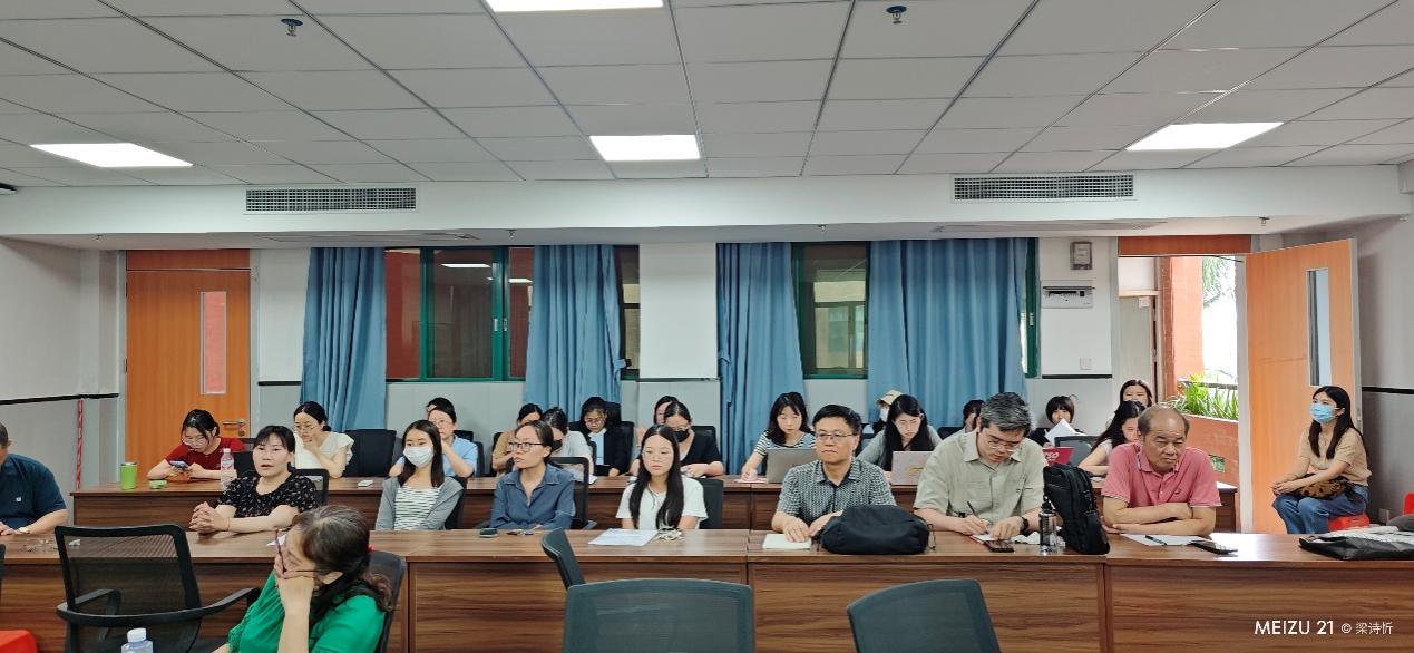 会议室里的人们

AI 生成的内容可能不正确。