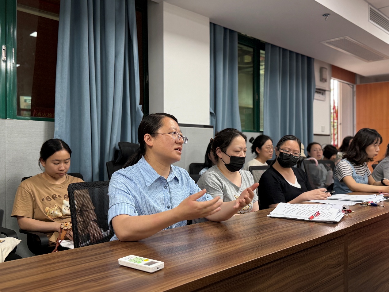 一群人坐在桌子前

AI 生成的内容可能不正确。