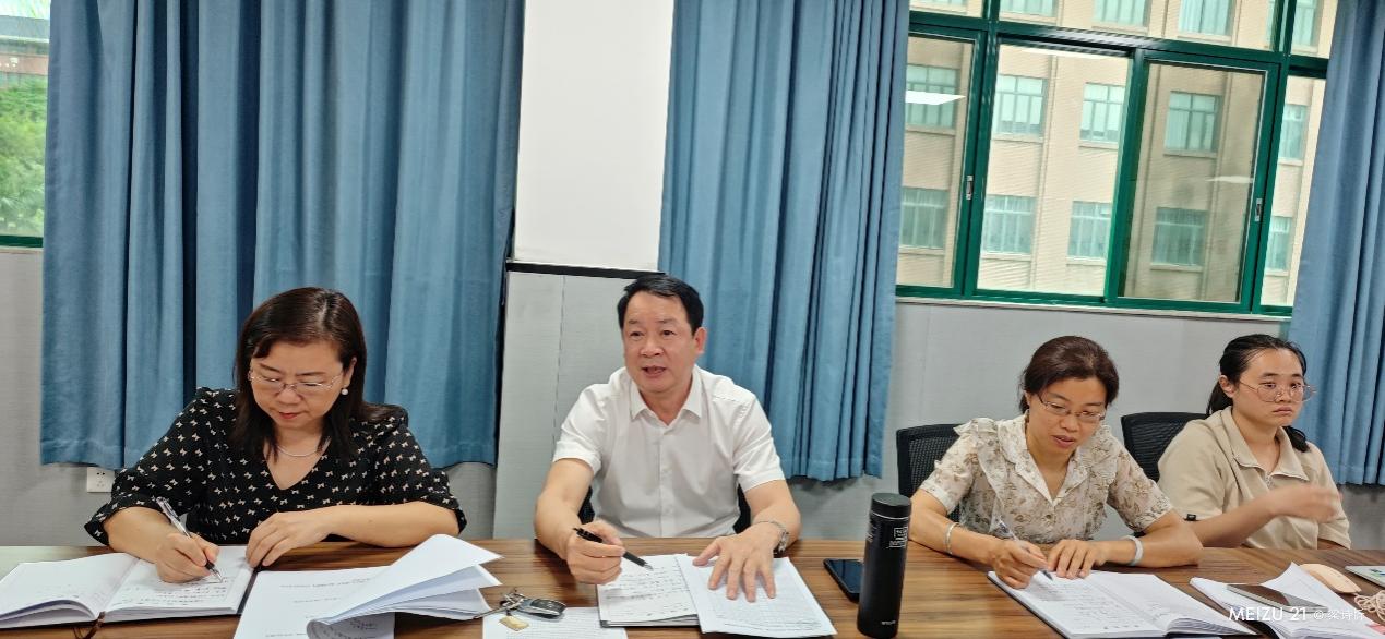 图片包含 桌子, 人, 窗帘, 女人

AI 生成的内容可能不正确。