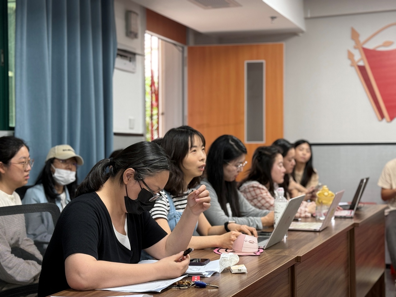 一群人围坐在桌子边

AI 生成的内容可能不正确。