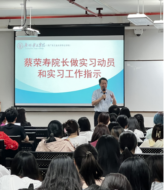 人们在看台上的人群
AI 生成的内容可能不正确。