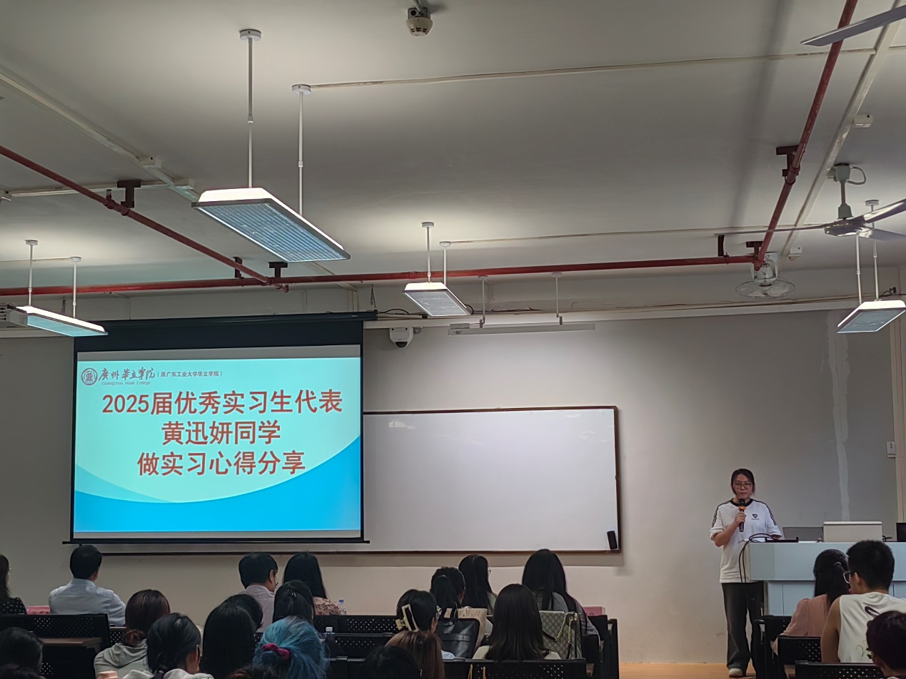 一群人站在台上演讲
AI 生成的内容可能不正确。