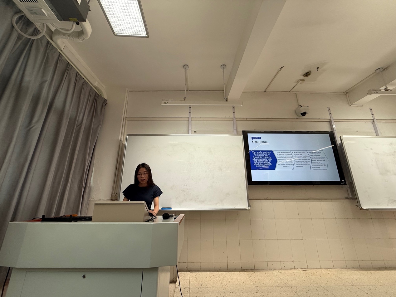 房间里的男人
AI 生成的内容可能不正确。