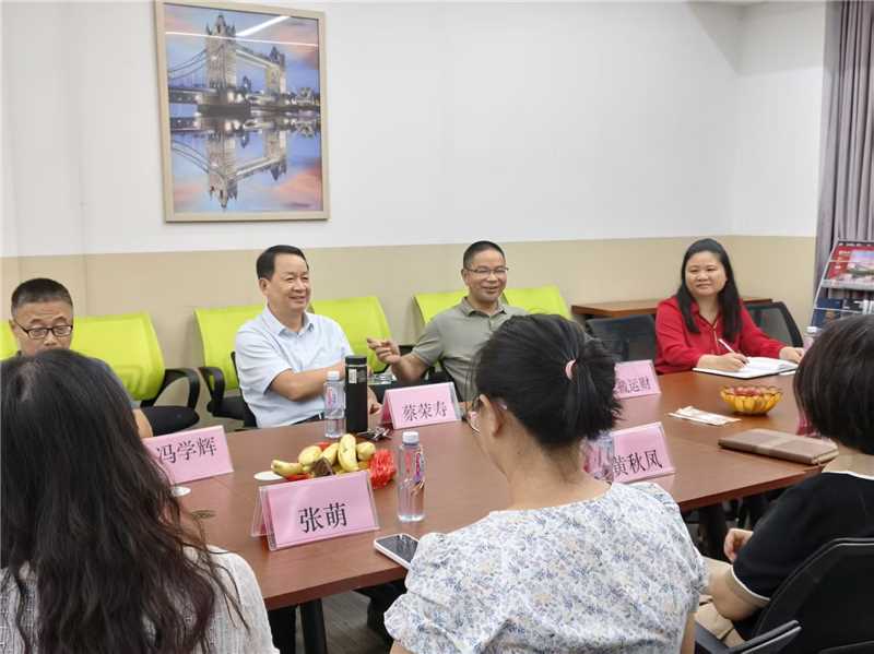 一群人围在桌子边

AI 生成的内容可能不正确。