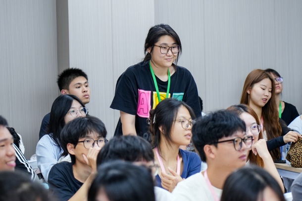 A group of people in a room
AI-generated content may be incorrect.