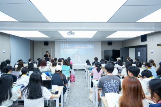 A group of people in a classroom

AI-generated content may be incorrect.