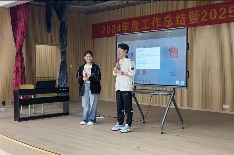 活动现场1-刘至谦在江门儿童福利院给特殊儿童们上一节音乐课