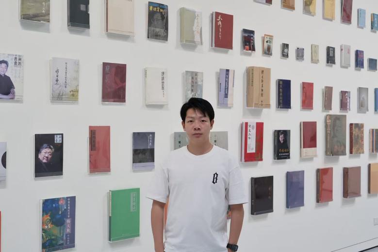 正面形象照-刘至谦在美术馆逛书籍展