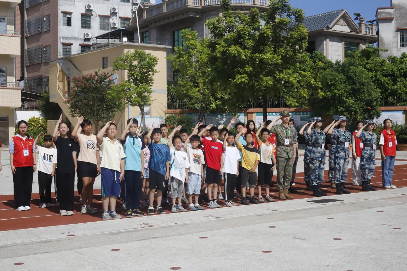 广州华立学院红色教育突击队7月15日升旗 (3)
